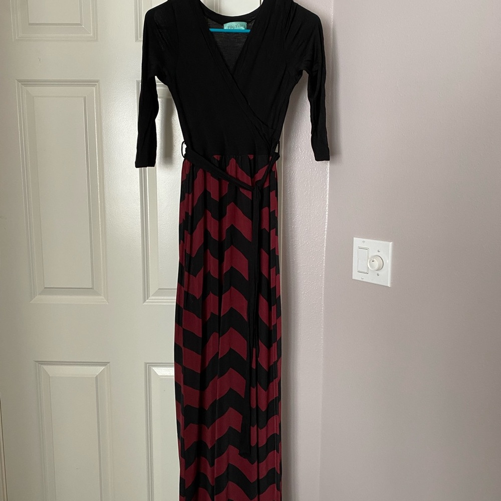 Filly Flair Black and Burgundy Chevron 3/4 Sleeve Maxi Dress